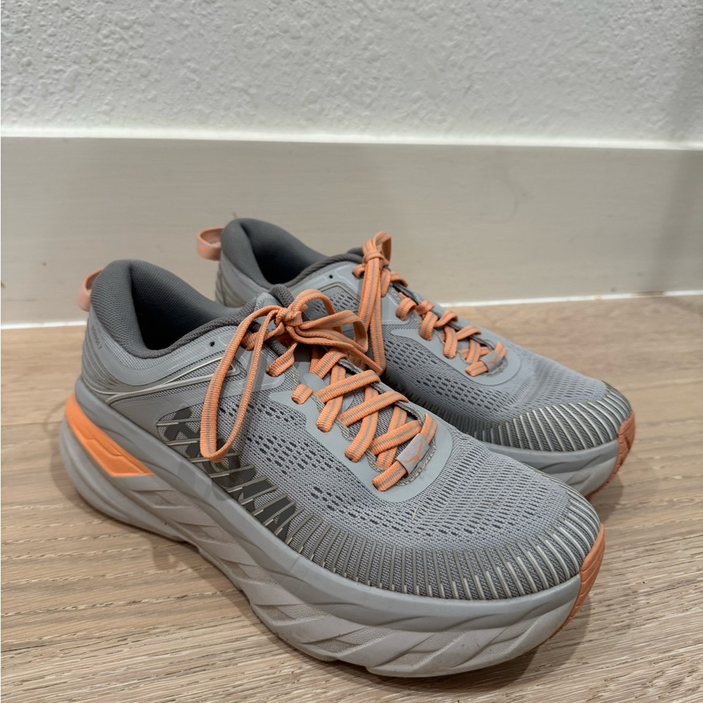 Hoka bondi 7 Gray and coral